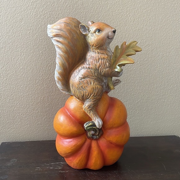 Fall Home Decor Pumpkin Figurine Squirrel Tabletop New - Picture 3 of 6
